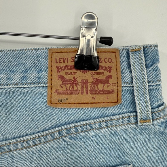 Levi’s 501 Original High Rise Button Fly Cut Off Denim Shorts in Light Wash 32 - Picture 15 of 15